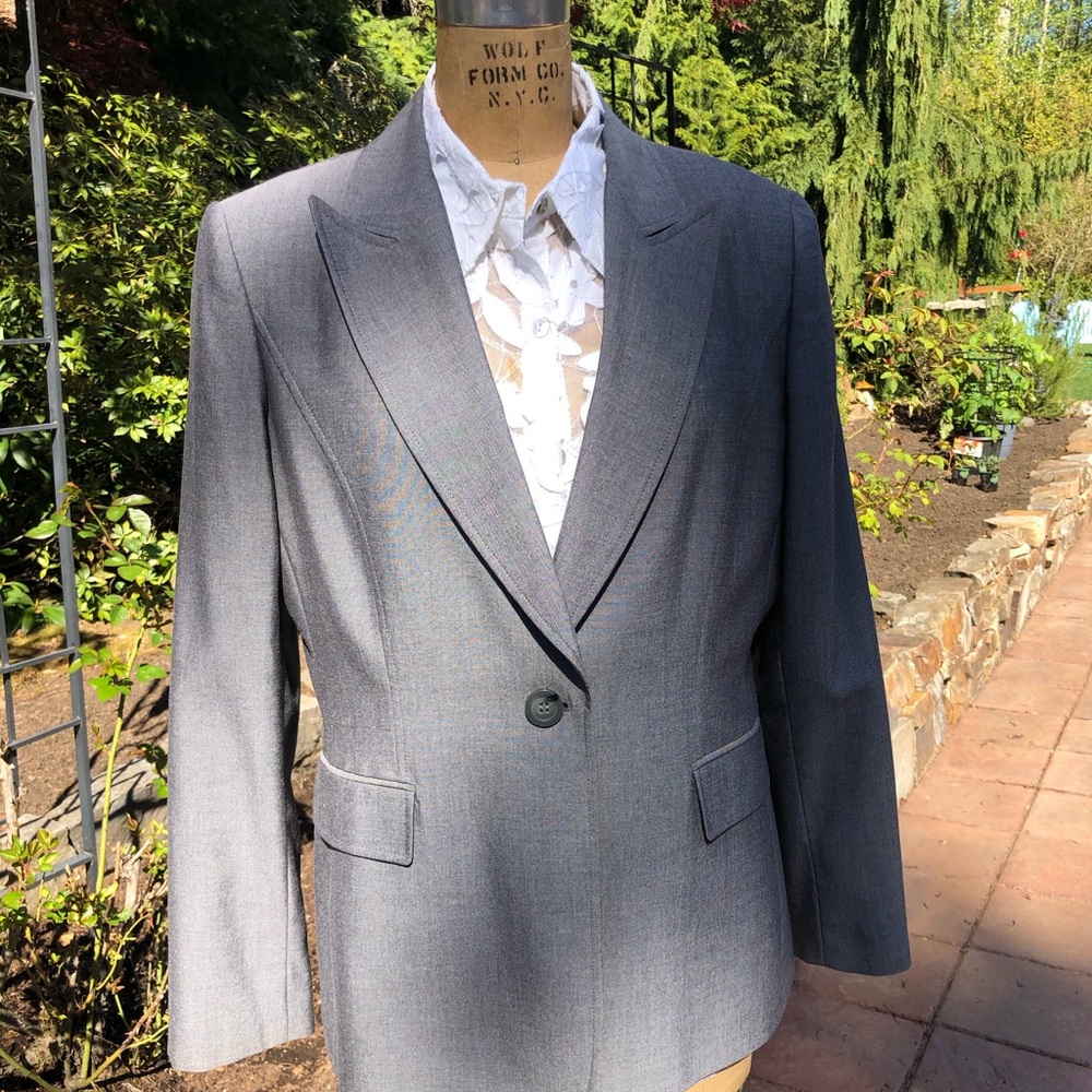 Tahari women’s pant suit